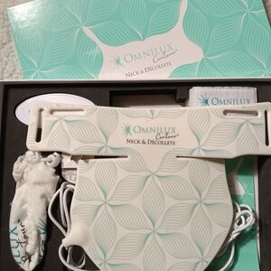 Omnilux Contour Neck & Décolleté Skincare Tool - White